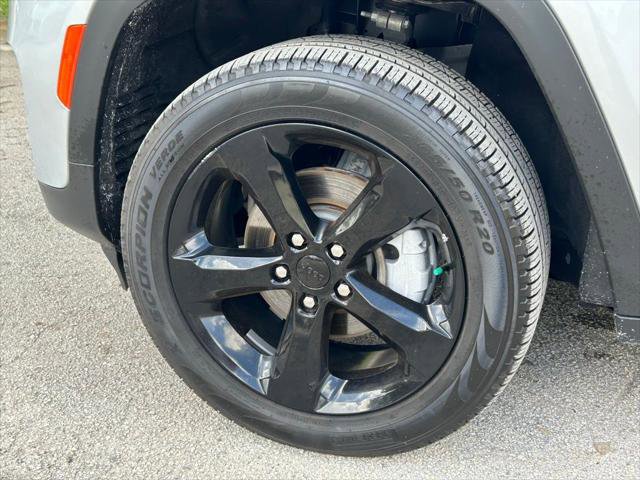 Certified 2024 Jeep Grand Cherokee Limited w/ Black Appearance Package image 27