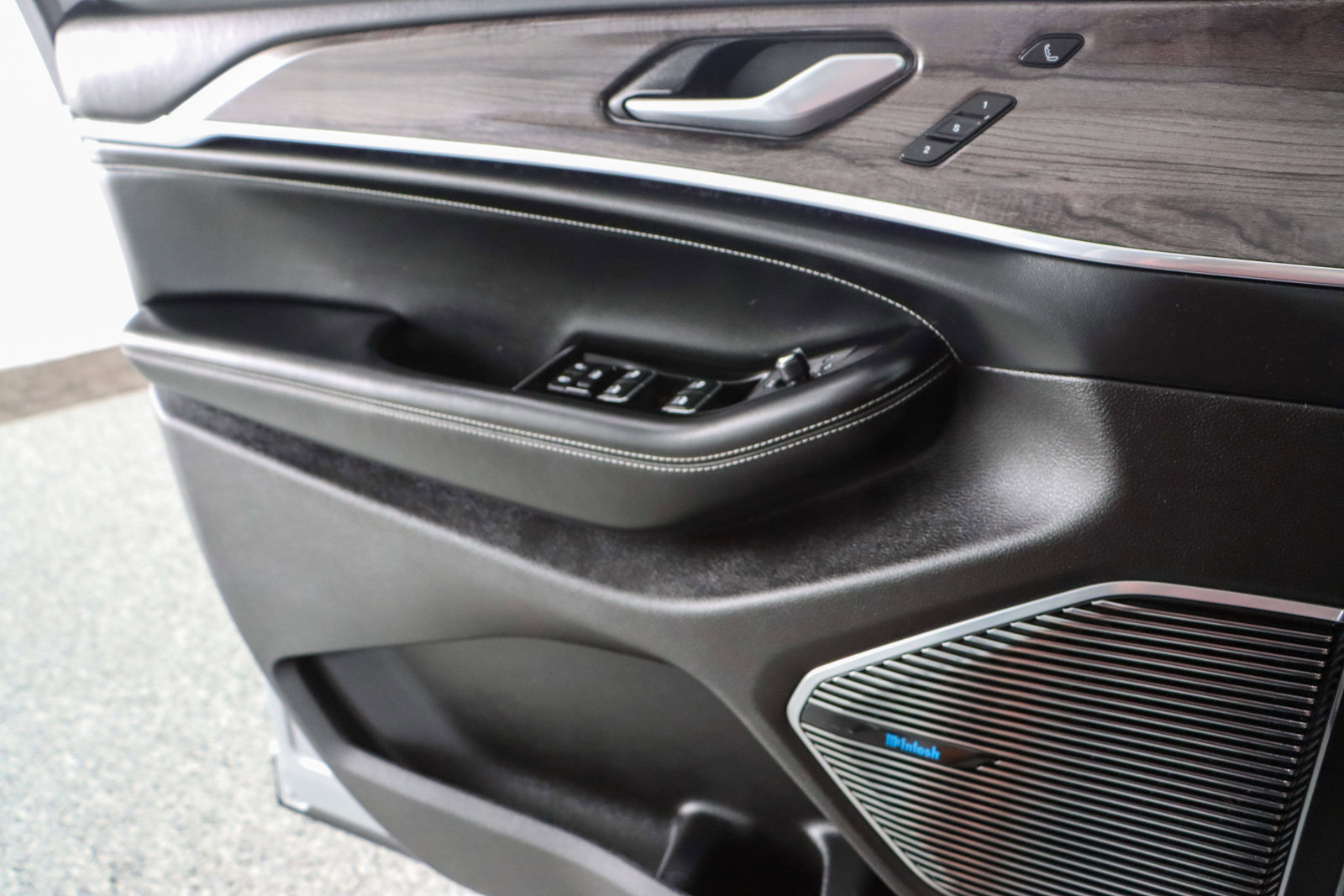 Used 2022 Jeep Grand Cherokee Overland w/ Advanced Protech Group III image 24