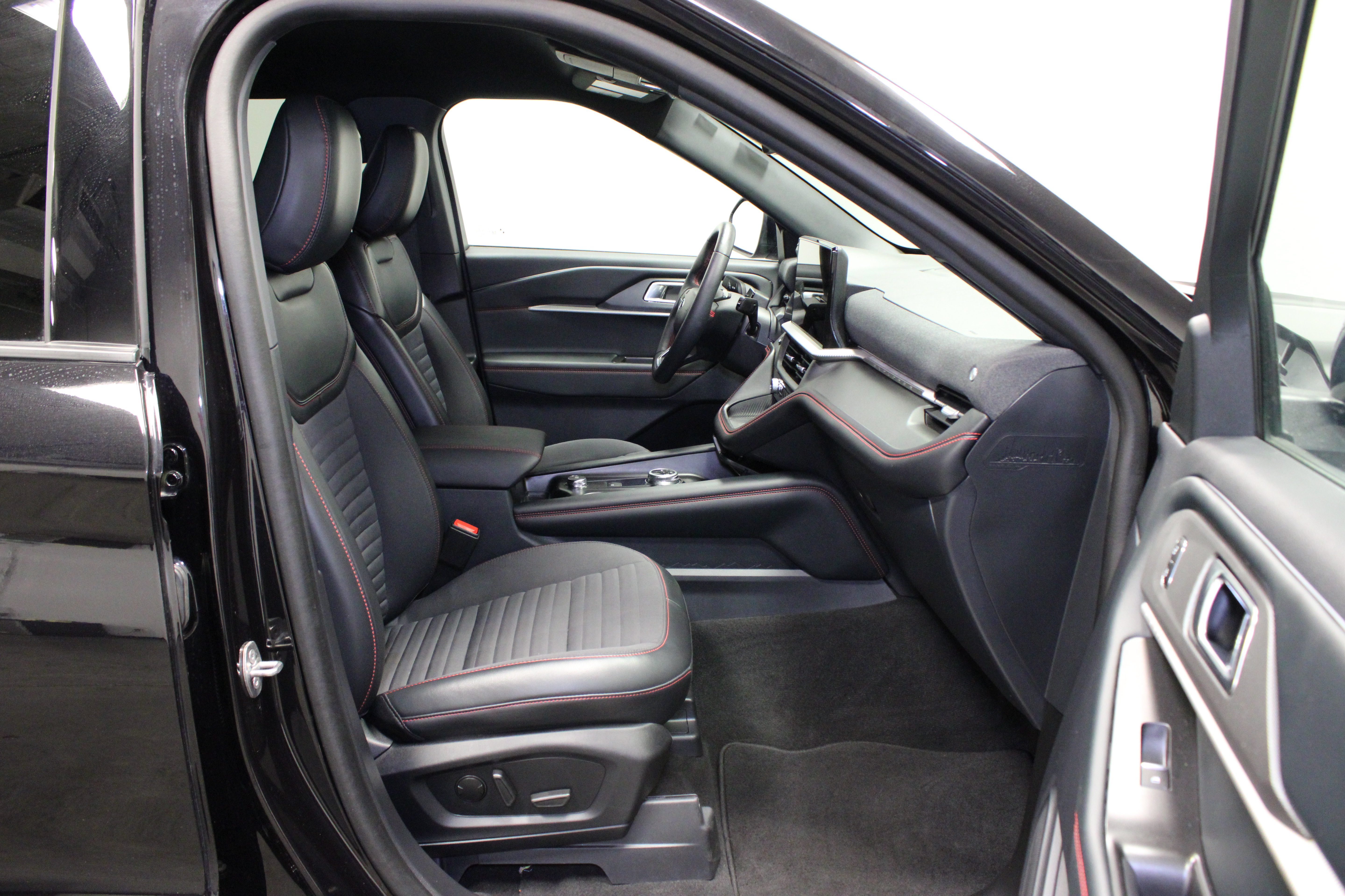 Used 2025 Ford Explorer ST-Line AWD/4WD image 16