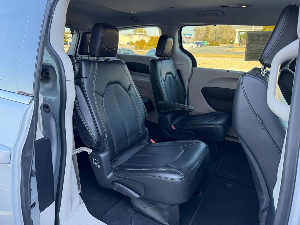 Used 2024 Chrysler Pacifica Touring-L image 19
