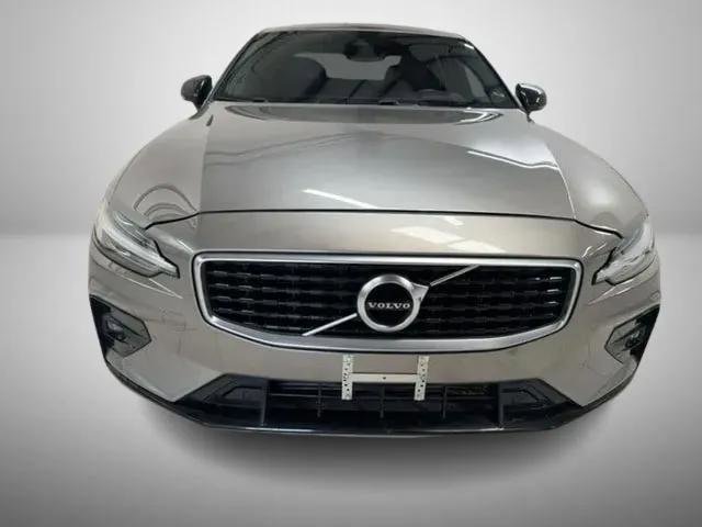 Used 2020 Volvo S60 T5 R-Design image 2