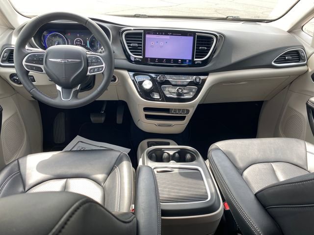 Used 2024 Chrysler Pacifica Touring-L image 6