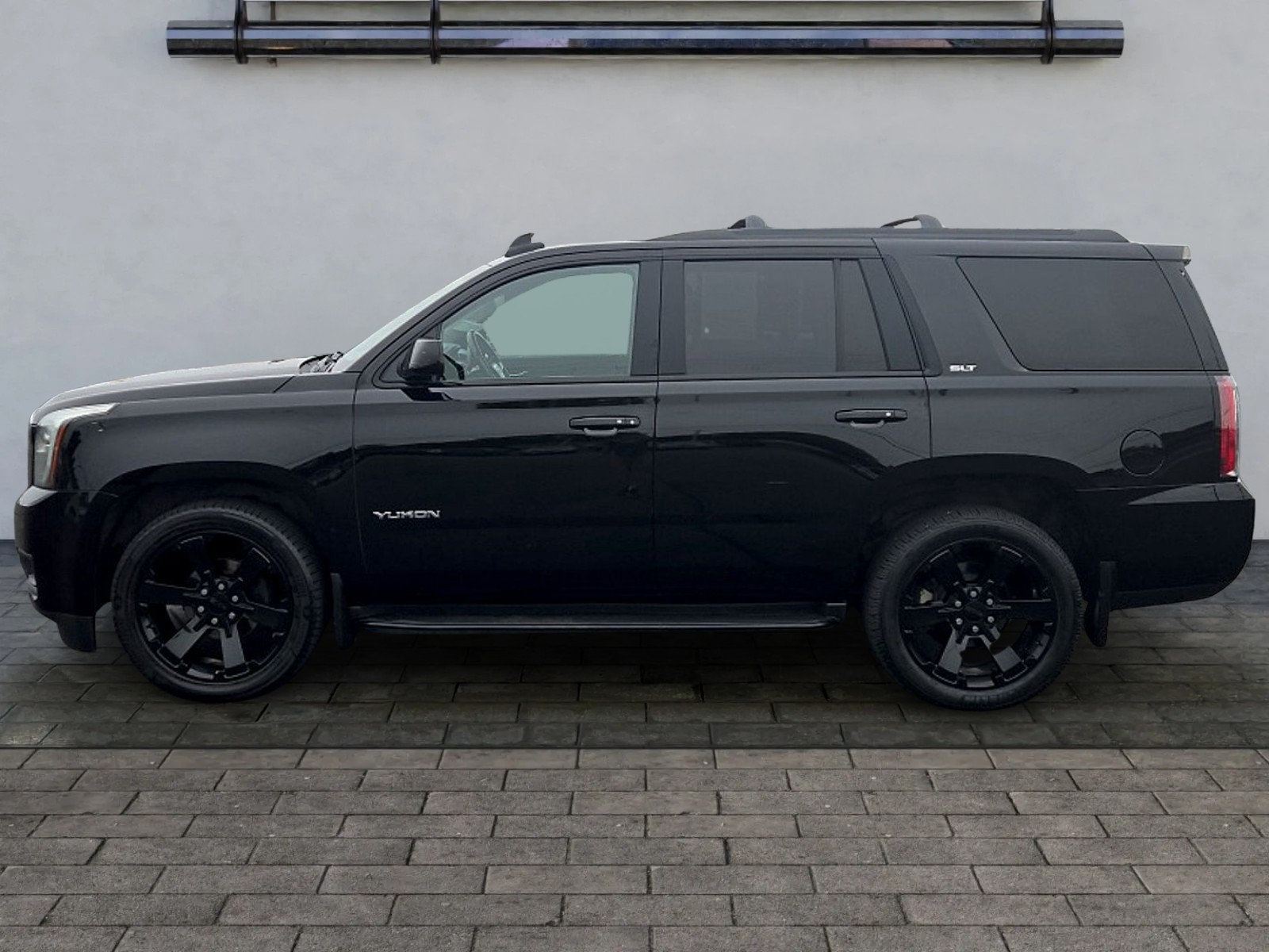 Used 2019 GMC Yukon SLT w/ Graphite Performance Edition AWD/4WD image 6