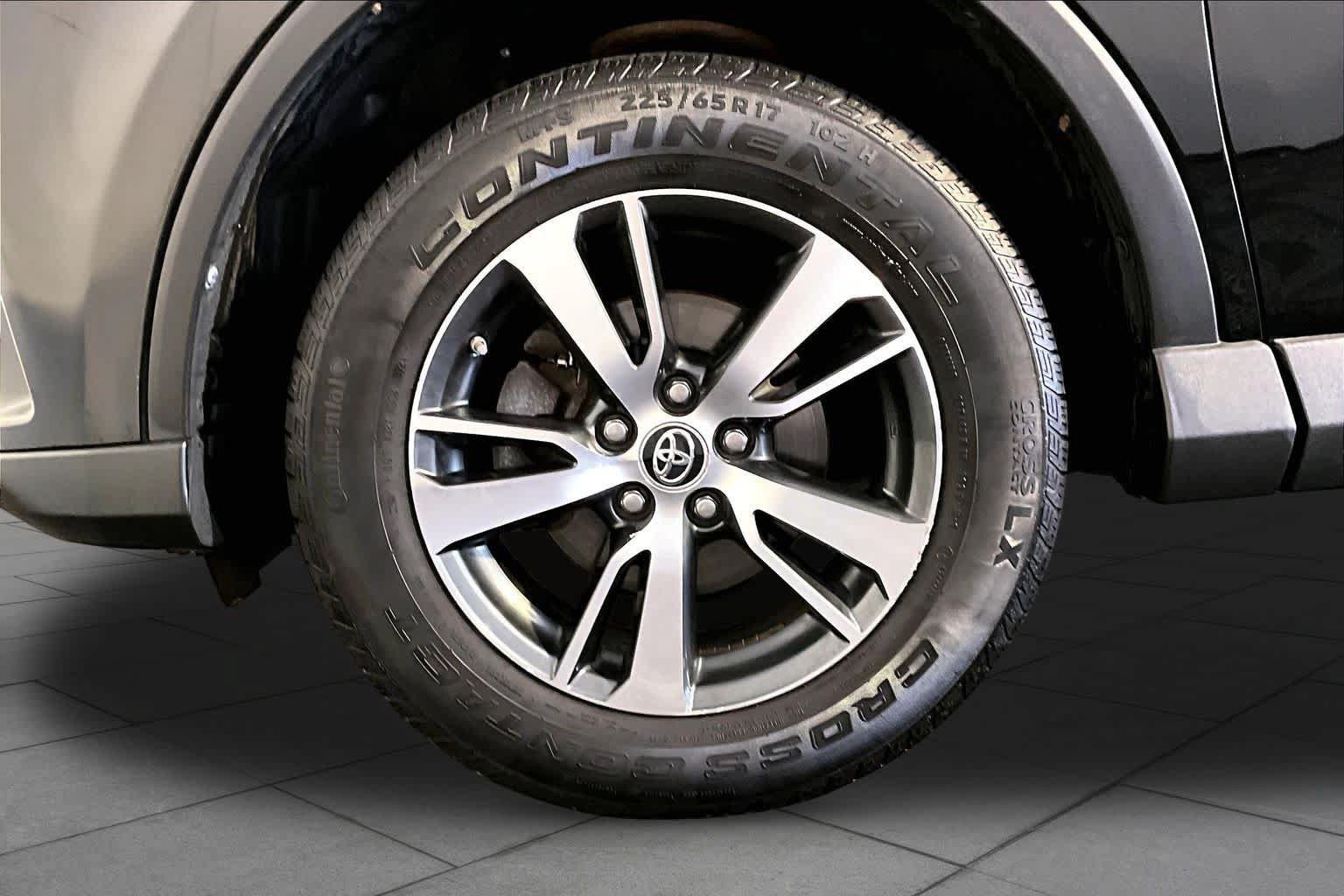 Used 2018 Toyota RAV4 XLE AWD/4WD image 11