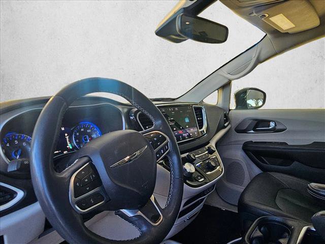 Used 2022 Chrysler Pacifica Touring-L image 9