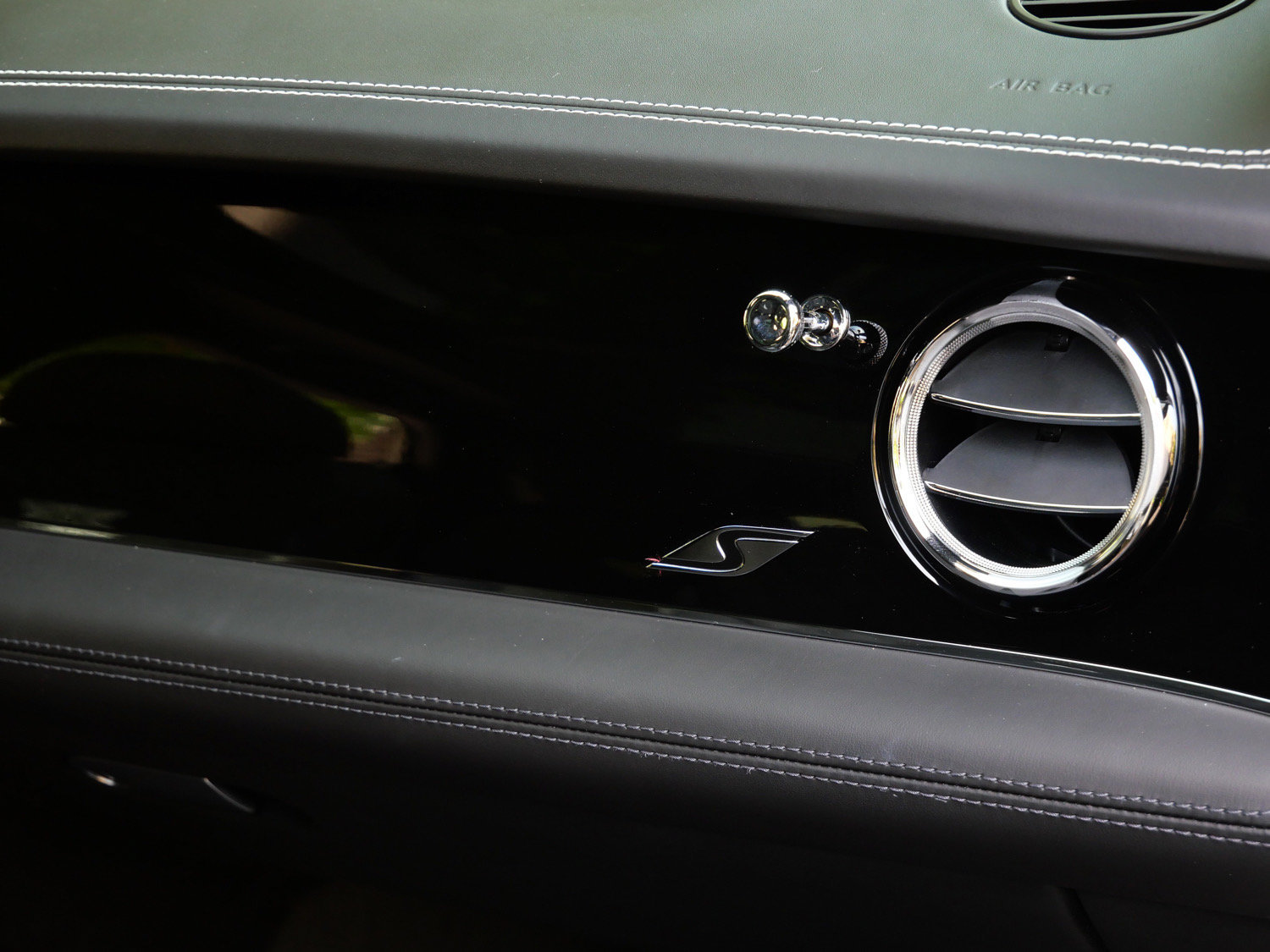 Used 2022 Bentley Bentayga AWD/4WD image 22