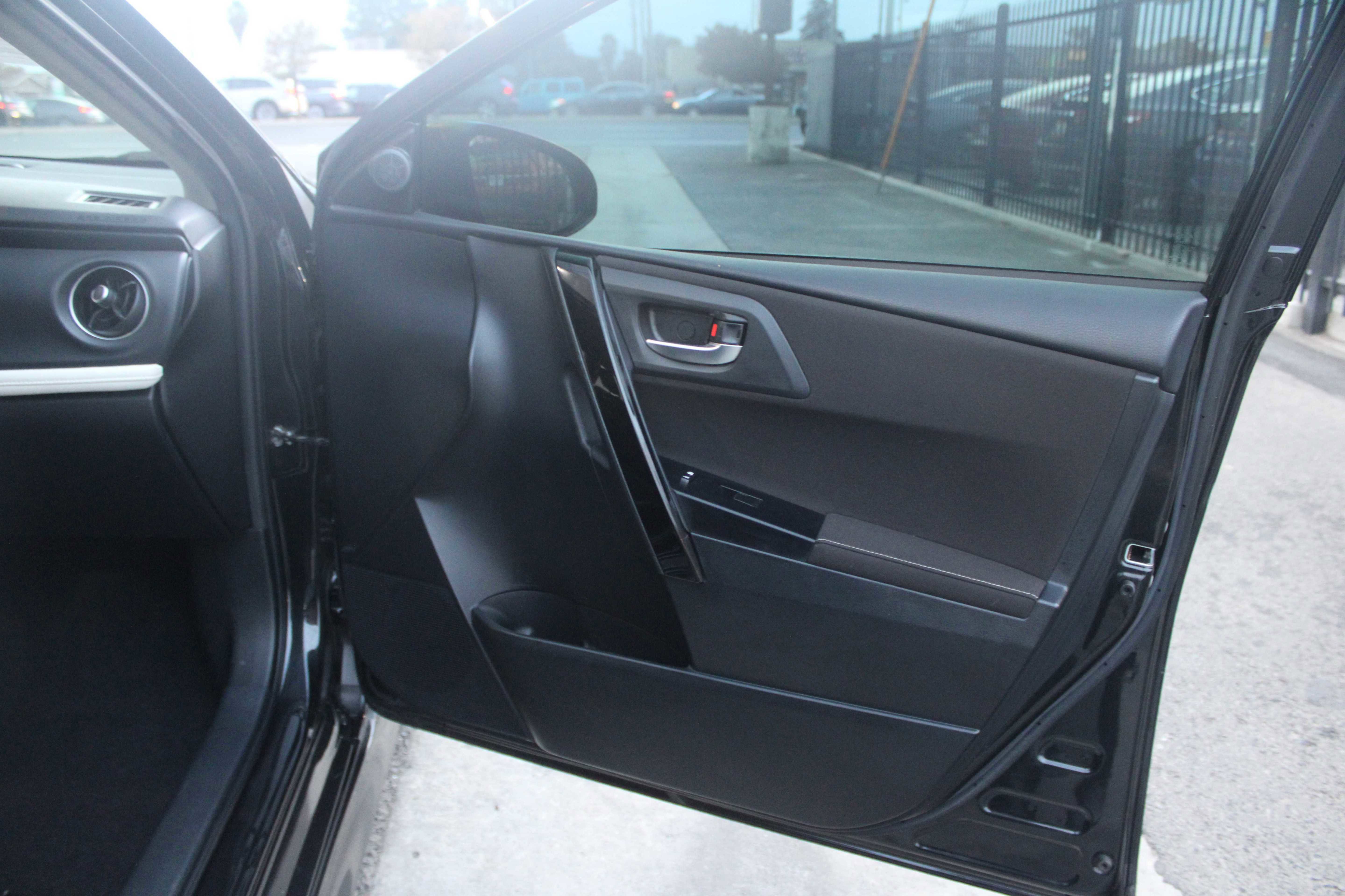 Used 2018 Toyota Corolla iM image 11