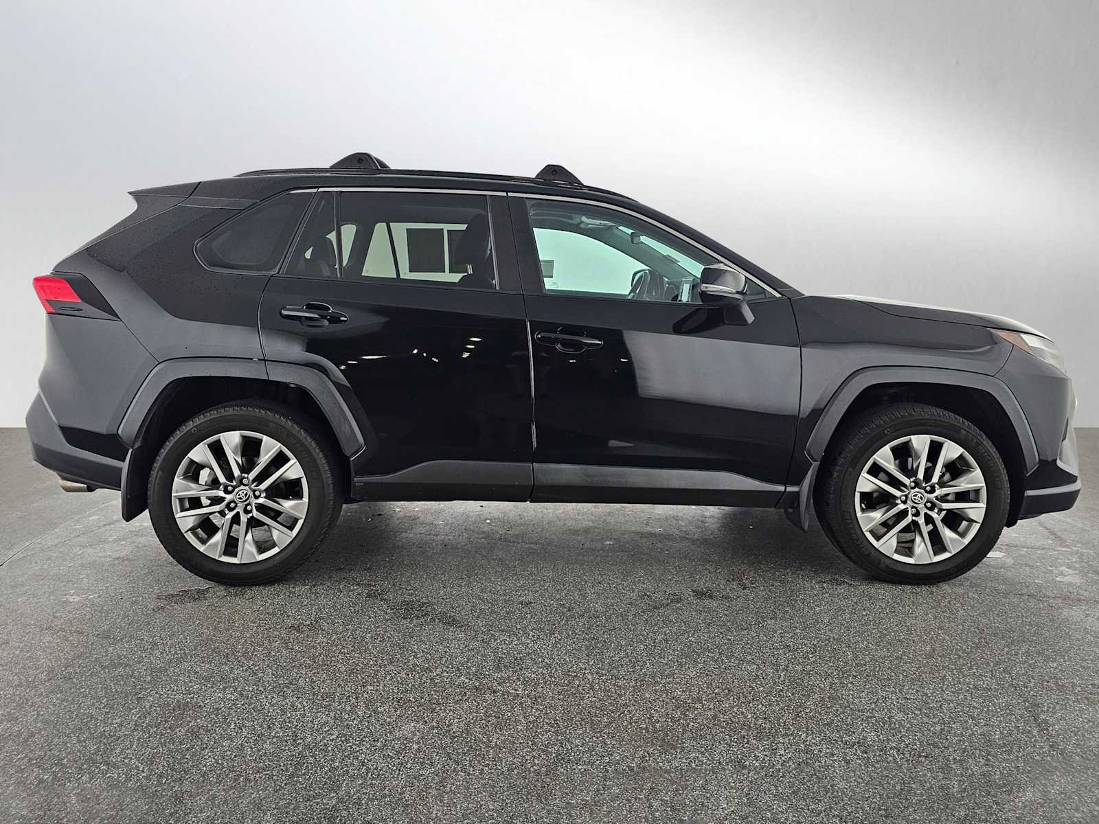 Used 2022 Toyota RAV4 XLE Premium image 2