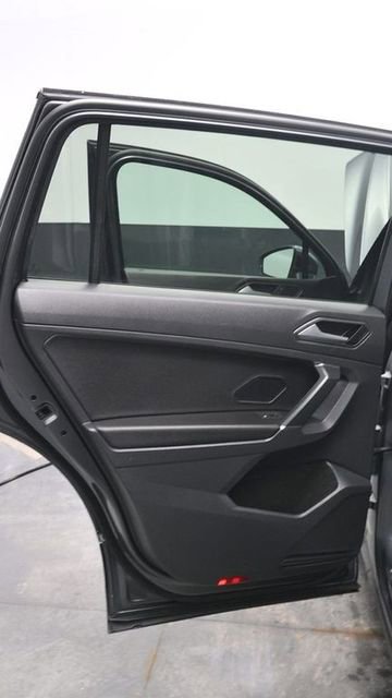 Used 2020 Volkswagen Tiguan SEL w/ 3rd Row Seat Package image 23