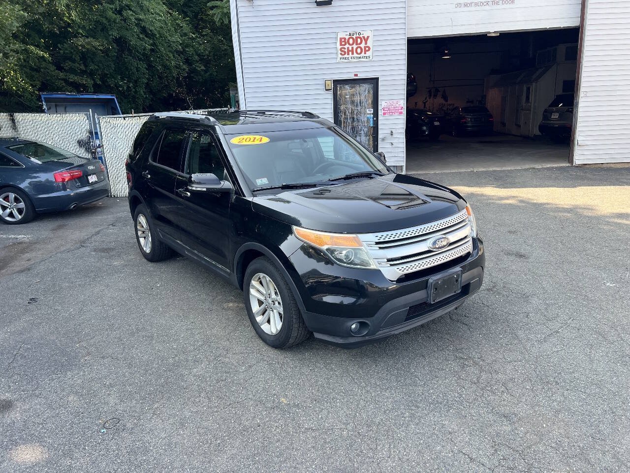 Used 2014 Ford Explorer XLT w/ Equipment Group 202A AWD/4WD image 2