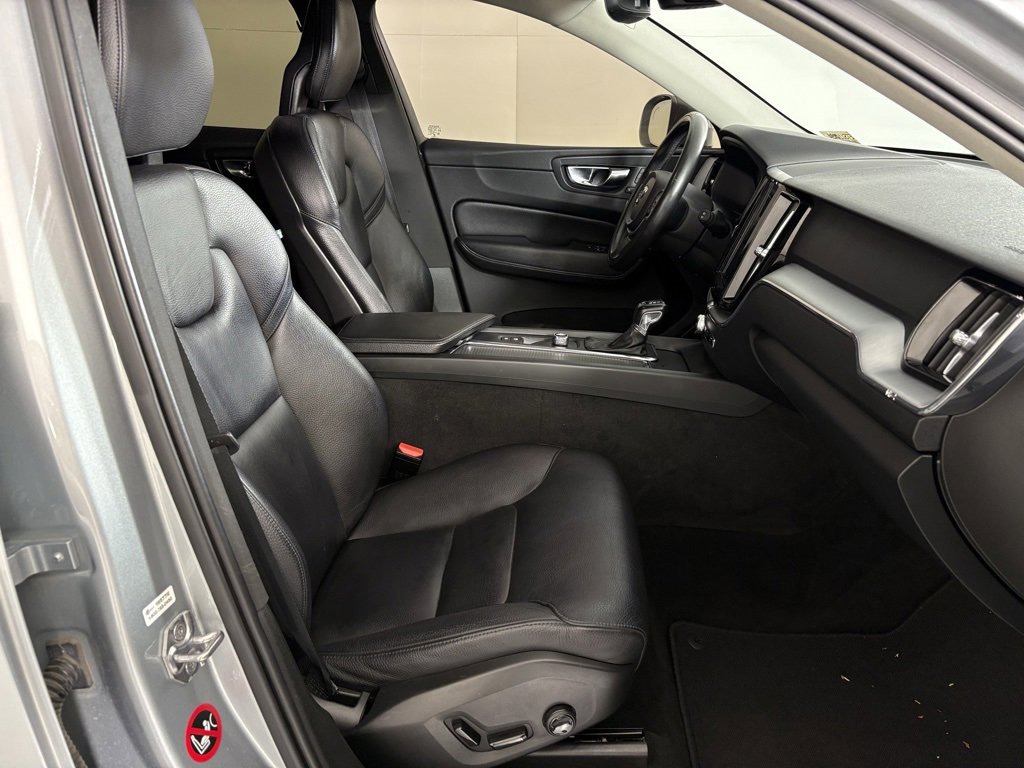 Used 2018 Volvo XC60 T6 Momentum w/ Vision Package image 42