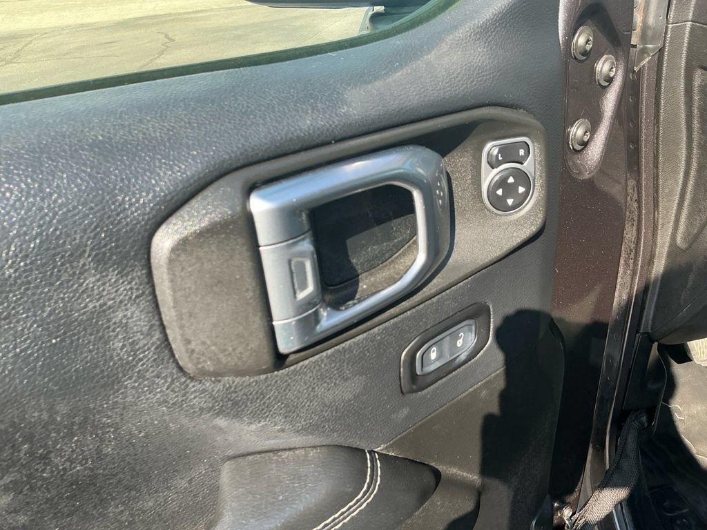 Used 2018 Jeep Wrangler Unlimited Sahara AWD/4WD image 16
