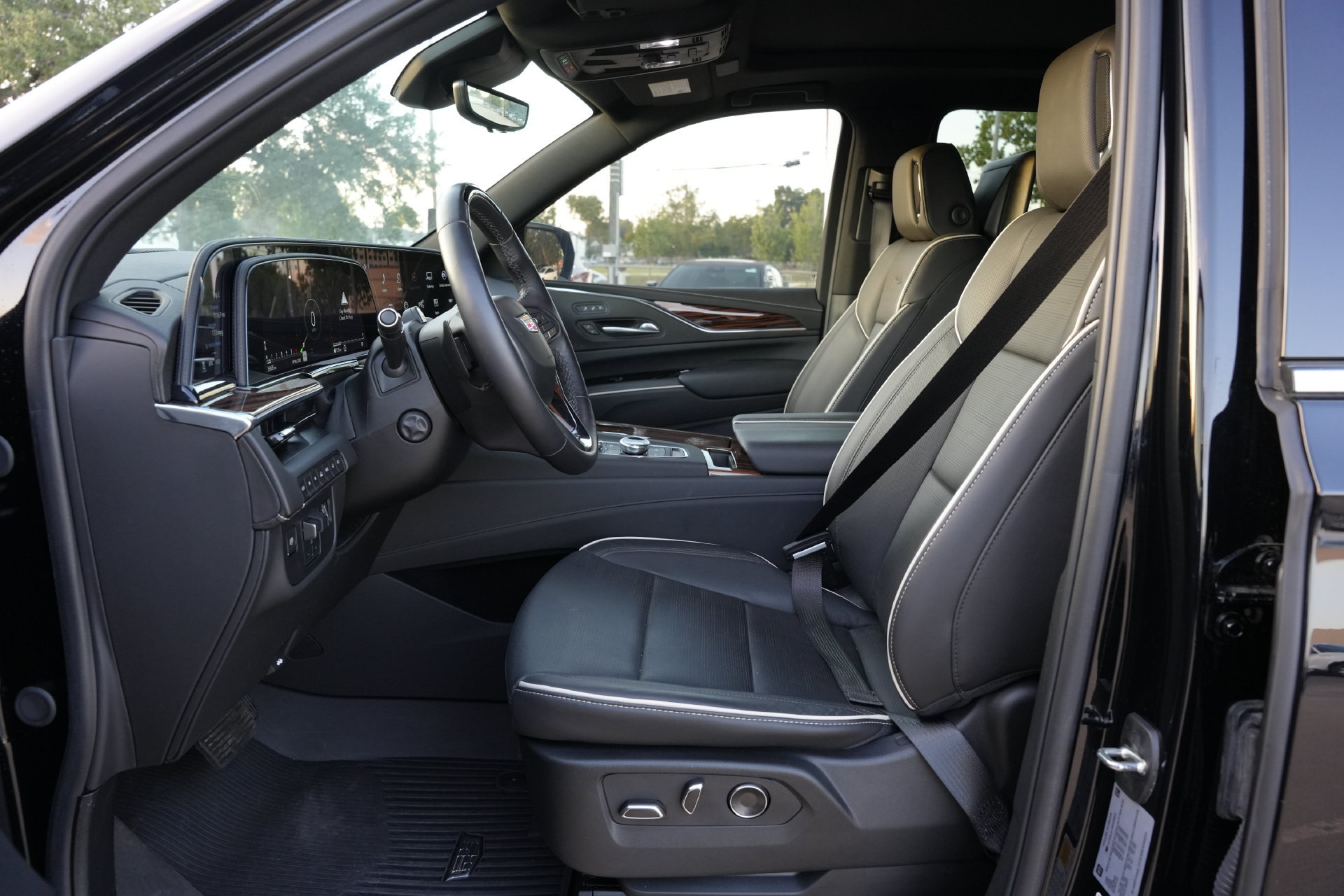 Certified 2024 Cadillac Escalade ESV Premium Luxury w/ Performance Package AWD/4WD image 15