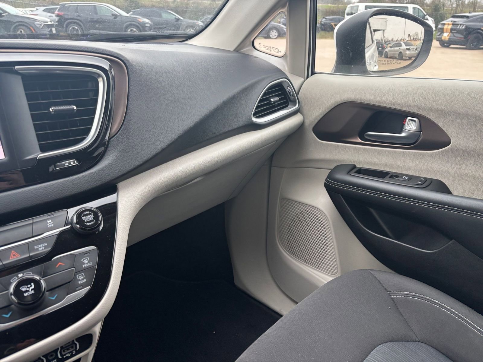 Used 2023 Chrysler Voyager LX image 38