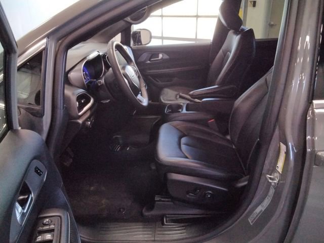 Used 2025 Chrysler Pacifica Select image 9