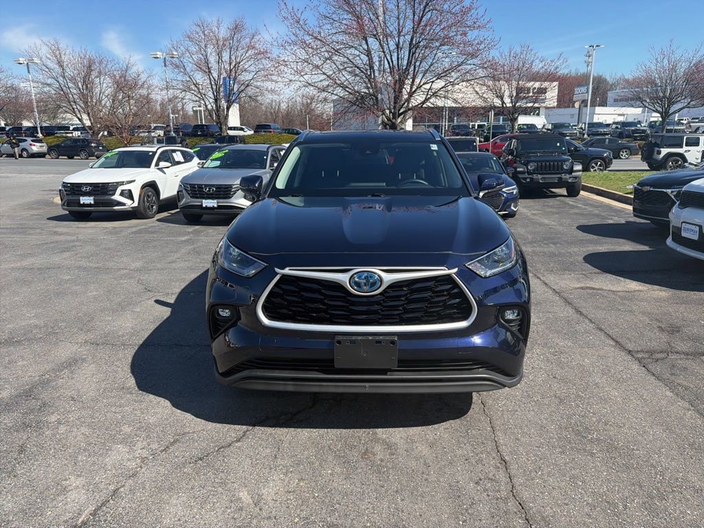 Used 2021 Toyota Highlander XLE image 2