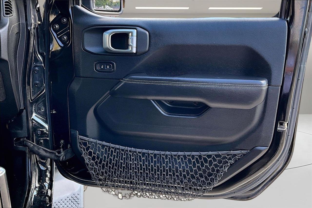 Used 2018 Jeep Wrangler Unlimited Sahara AWD/4WD image 29