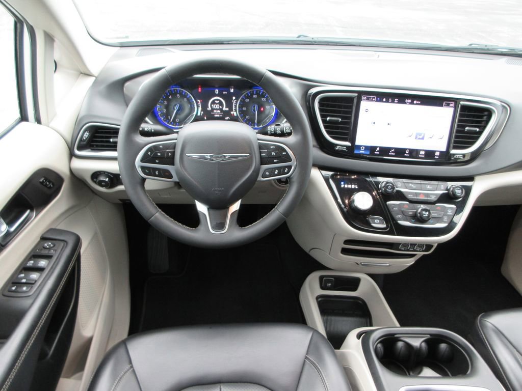 Used 2023 Chrysler Pacifica Touring-L FWD image 14