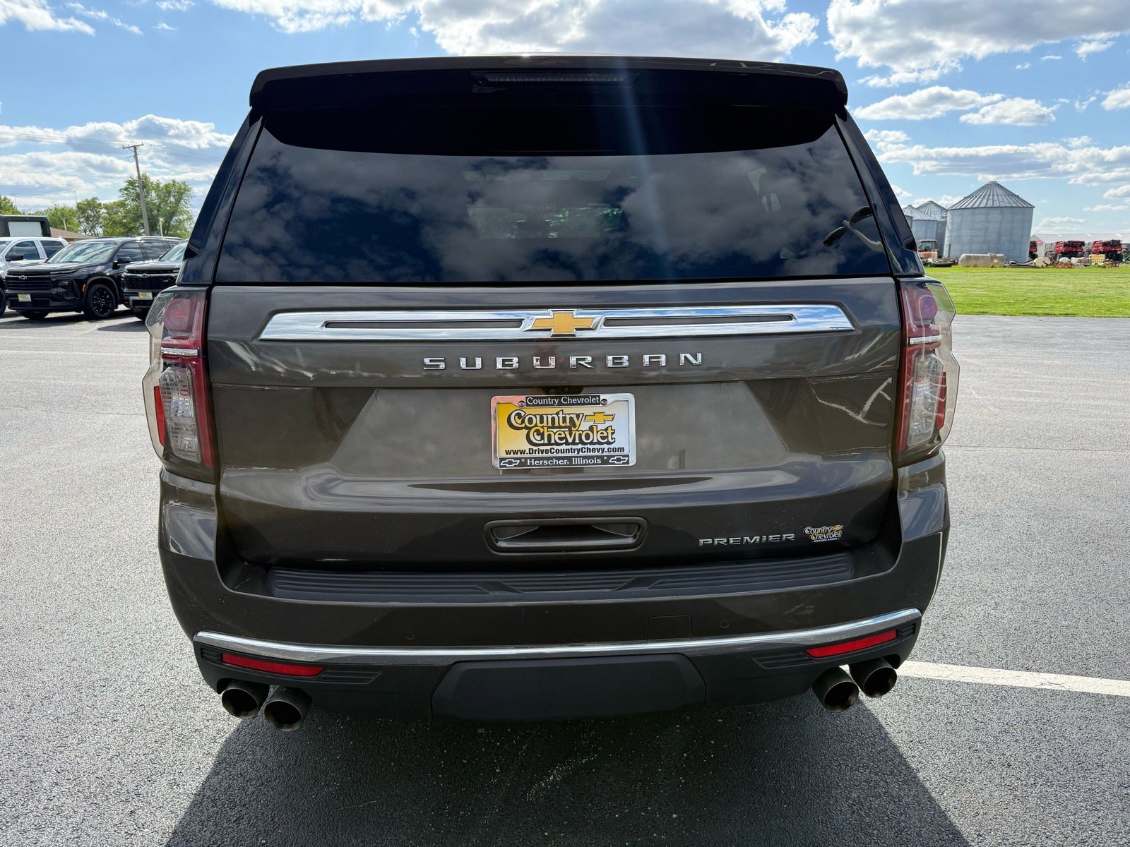 Used 2021 Chevrolet Suburban Premier w/ Premium Package AWD/4WD image 4