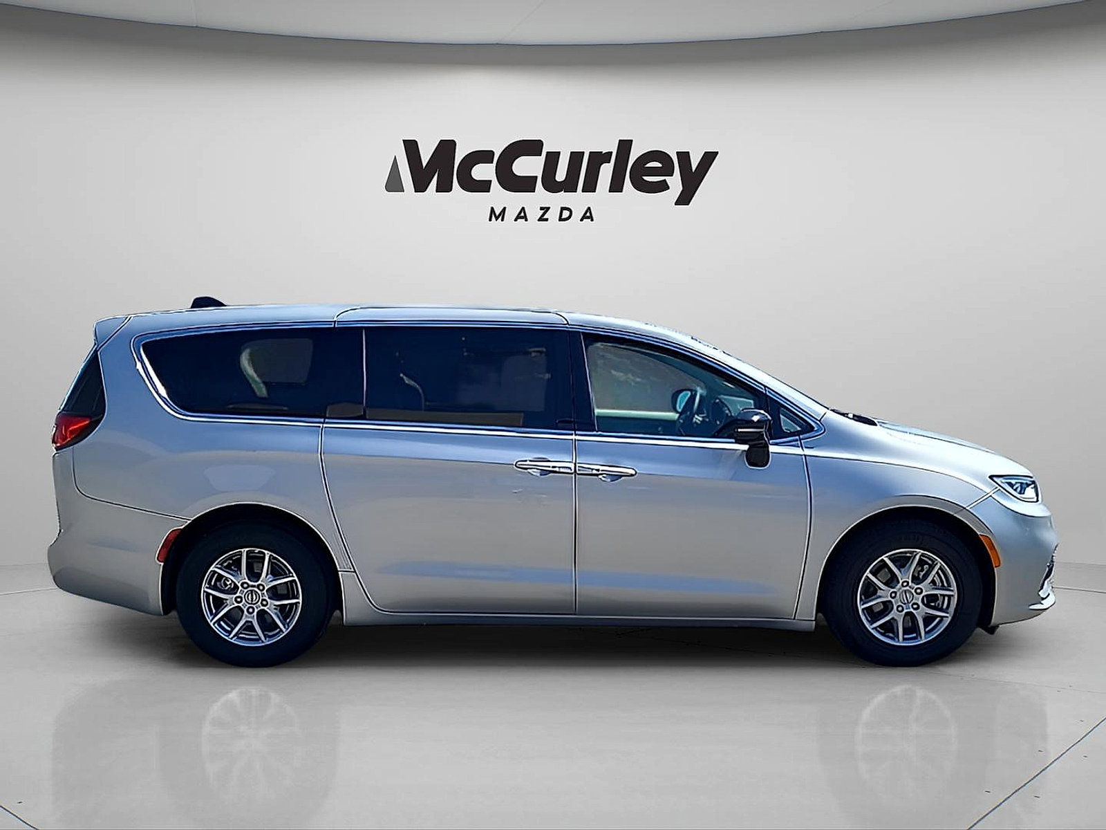 Used 2024 Chrysler Pacifica Touring-L FWD image 8