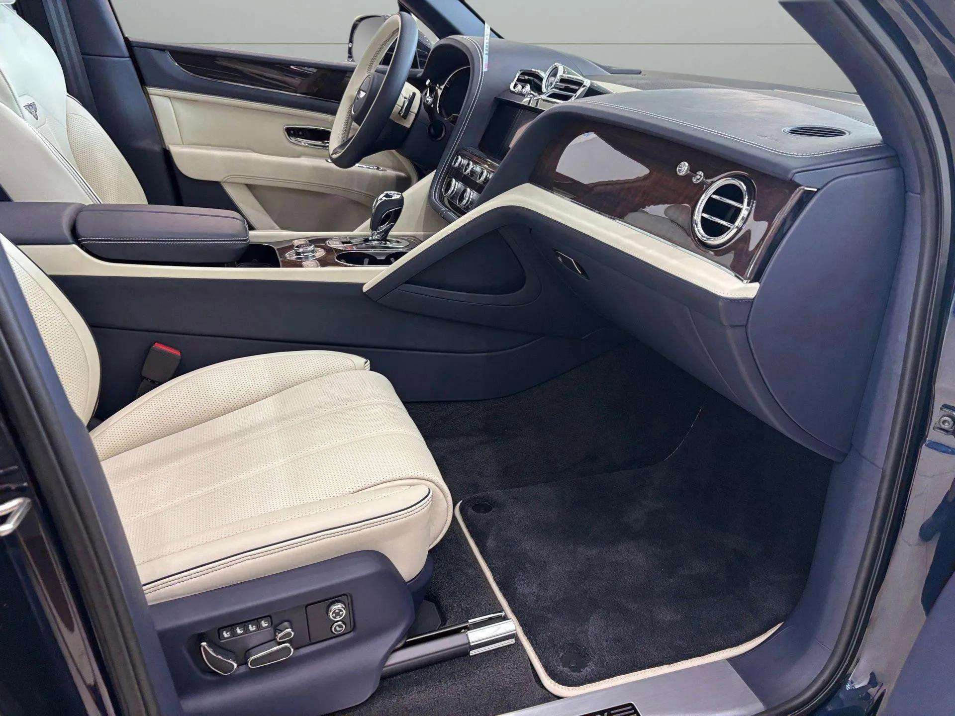 Used 2024 Bentley Bentayga Extended Wheelbase image 33