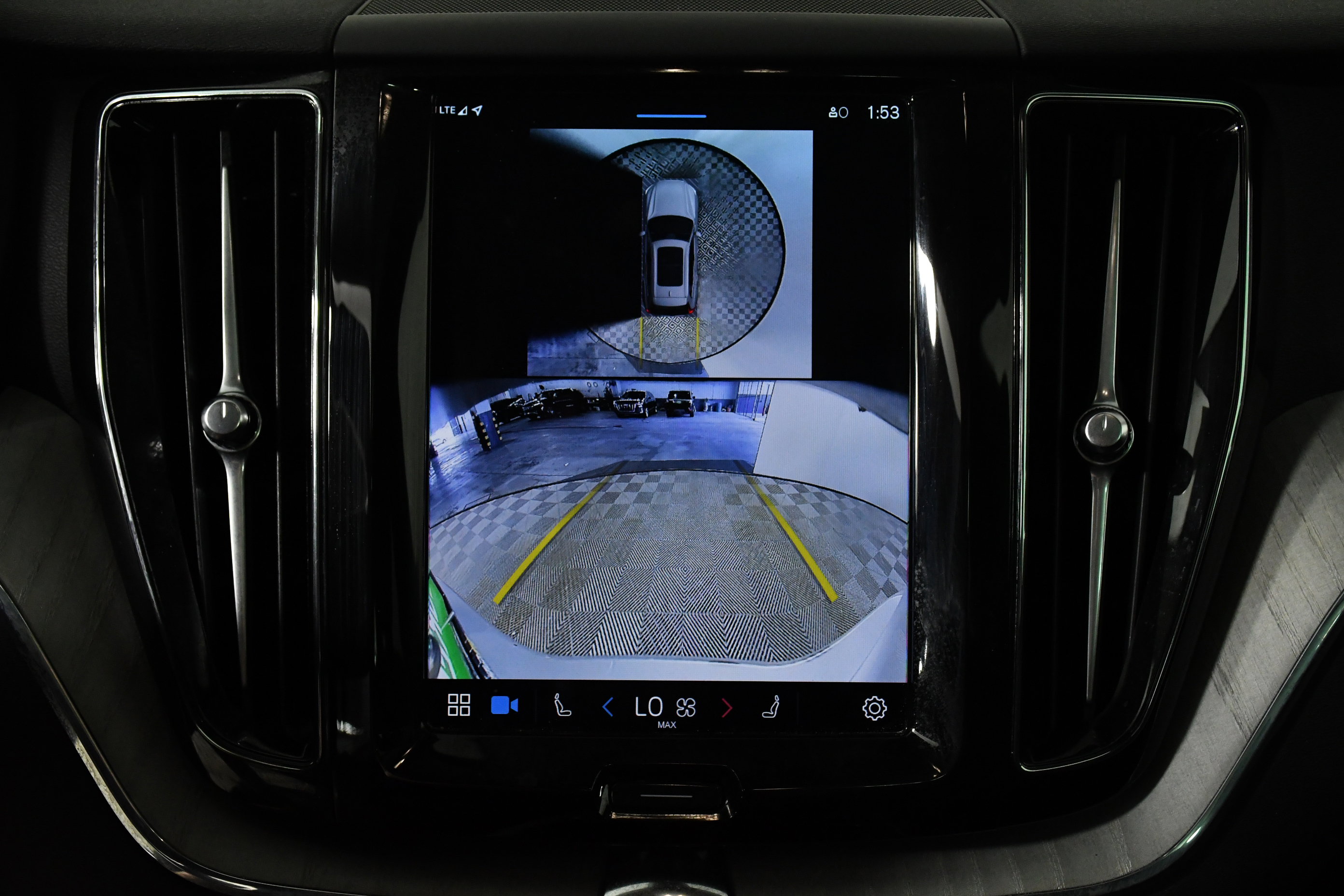 Used 2025 Volvo XC60 B5 Plus image 16