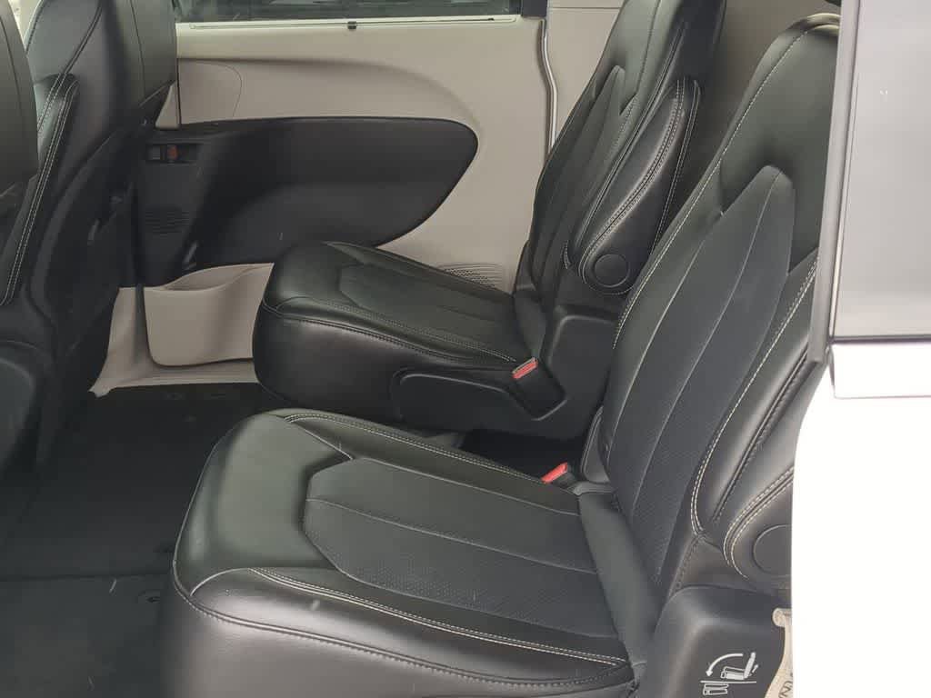 Used 2024 Chrysler Pacifica Touring-L FWD image 18