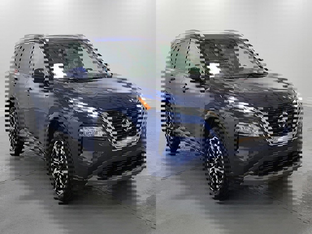 Used 2021 Nissan Rogue SV w/ Premium Package image 2