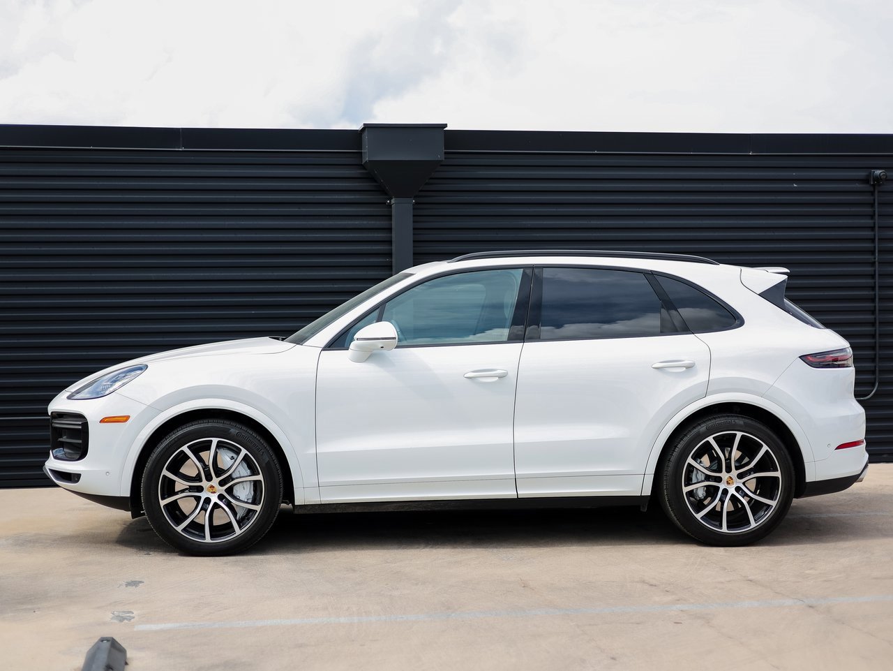 Certified 2022 Porsche Cayenne Turbo image 2