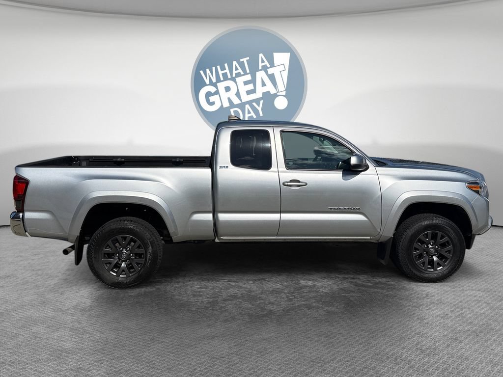 Used 2022 Toyota Tacoma SR5 w/ SR5 Appearance Package (SM) AWD/4WD image 2