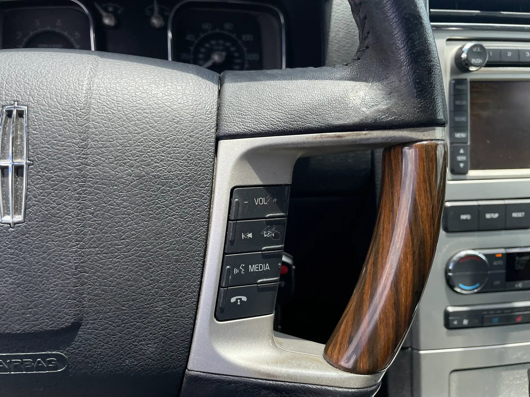 Used 2010 Lincoln MKX 2WD image 19