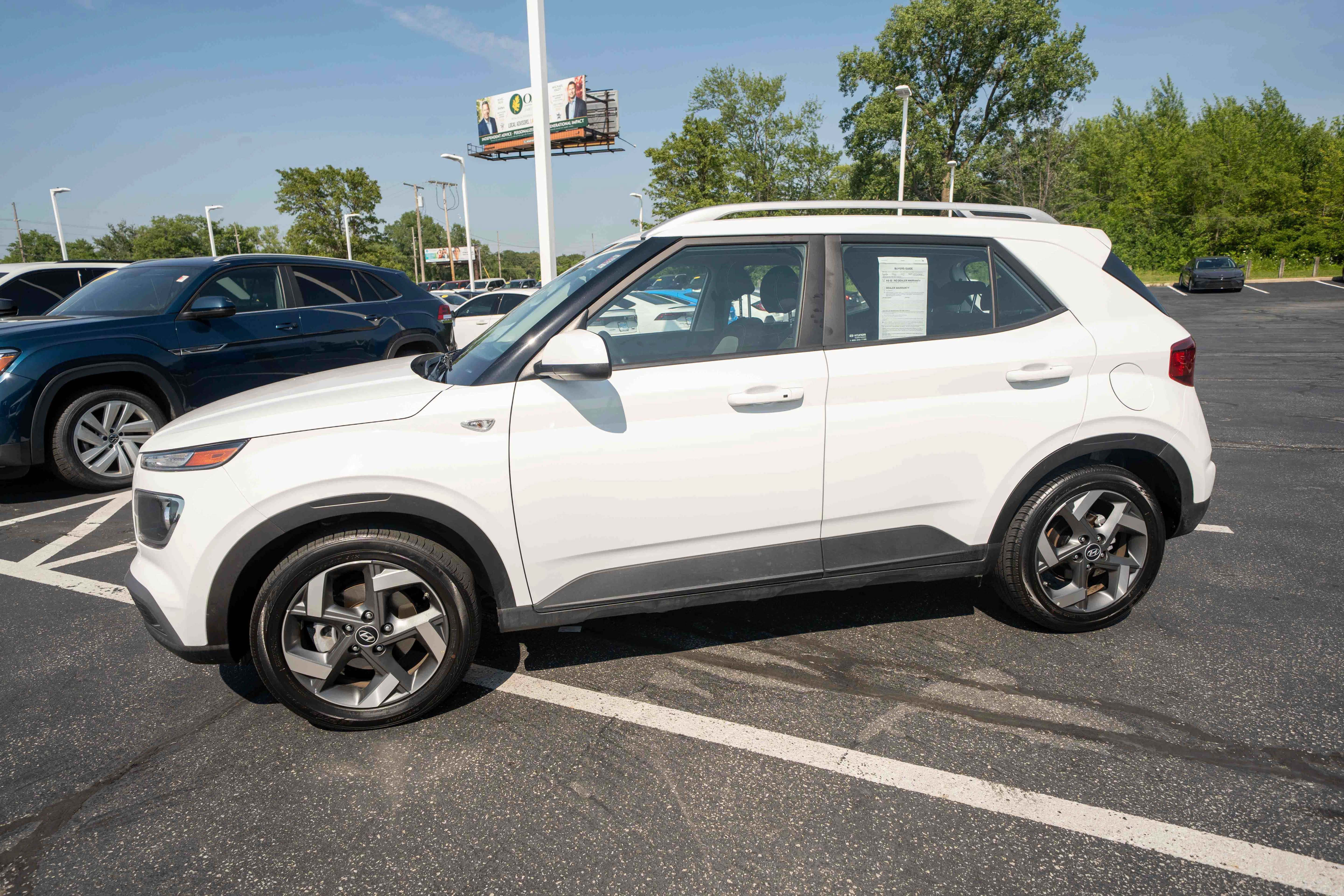 Used 2025 Hyundai Venue SEL FWD image 3