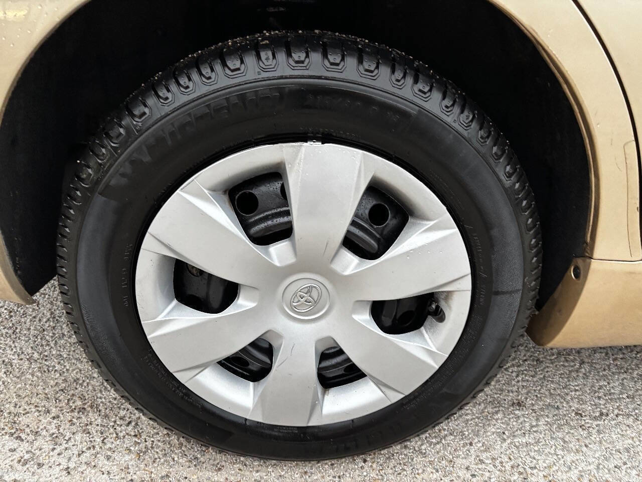 Used 2011 Toyota Camry LE image 13