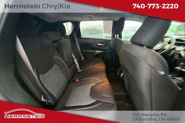 Used 2021 Jeep Cherokee Latitude w/ Mopar Interior Package AWD/4WD image 24