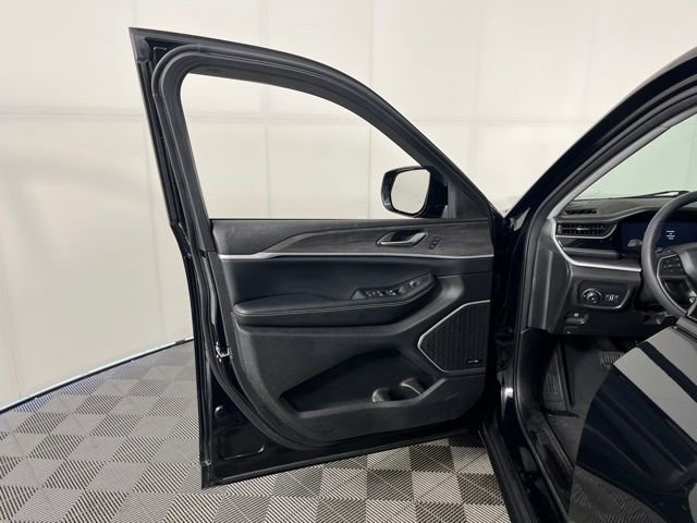 Used 2024 Jeep Grand Cherokee Limited w/ Black Appearance Package image 15