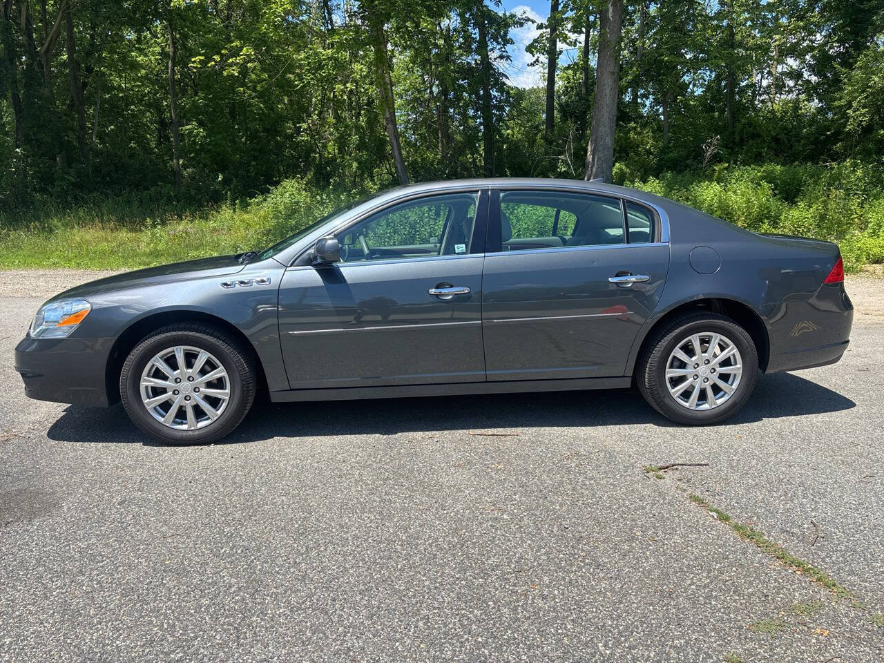 Used 2011 Buick Lucerne CXL w/ Driver Confidence Package FWD image 2