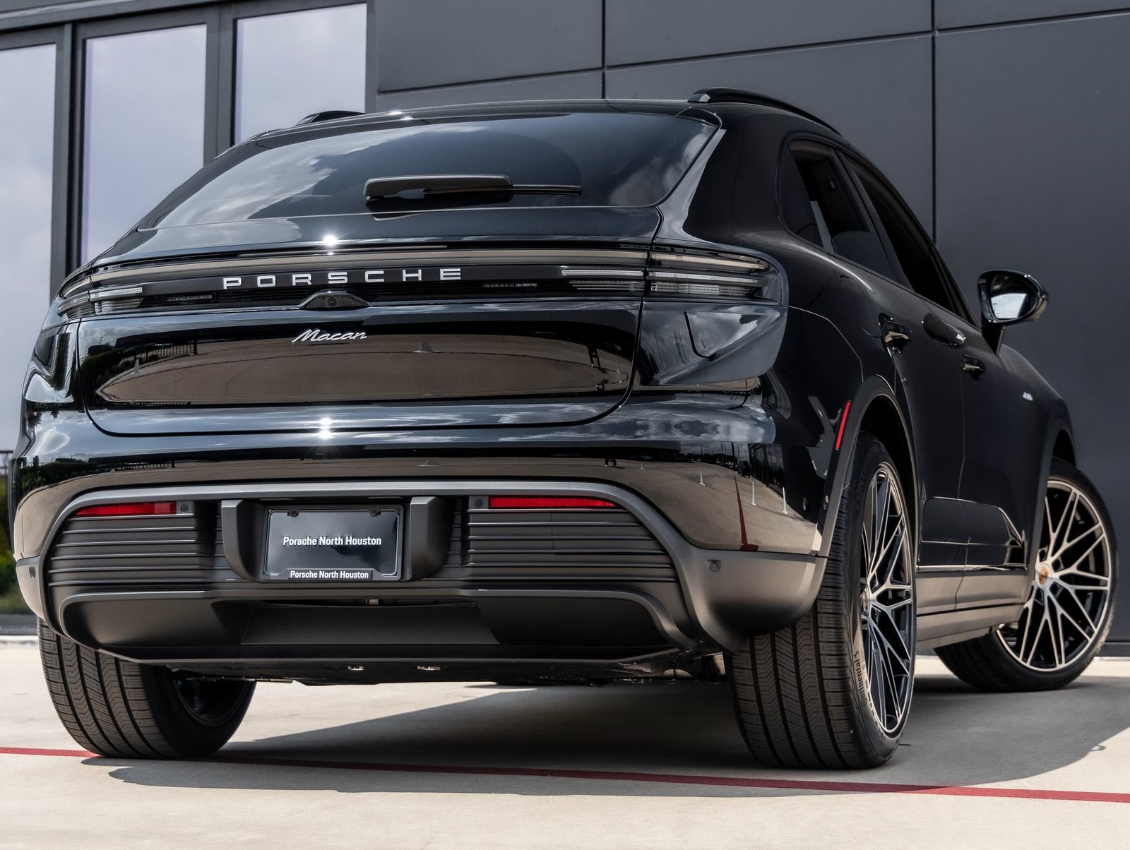 Certified 2025 Porsche Macan Electric image 11