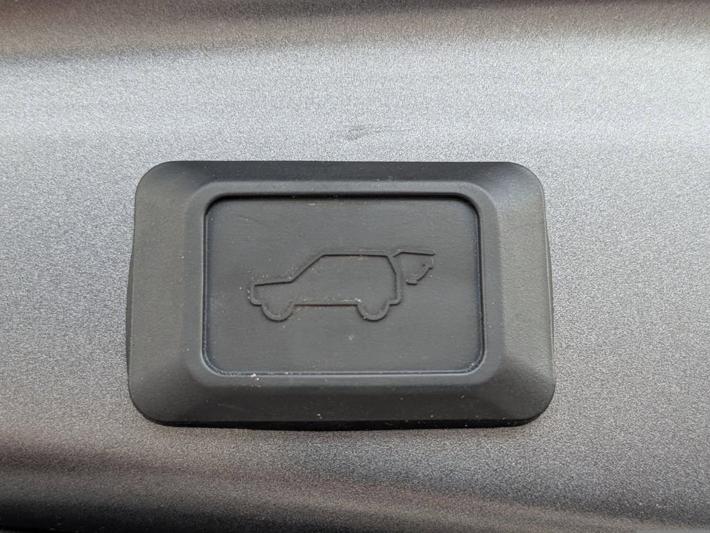 Used 2021 Toyota RAV4 XLE Premium image 16