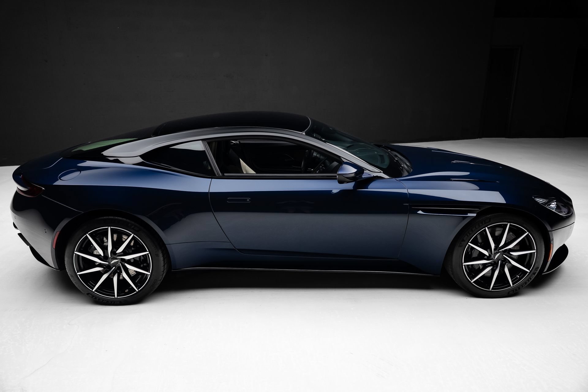 Used 2018 Aston Martin DB11 V12 RWD image 33