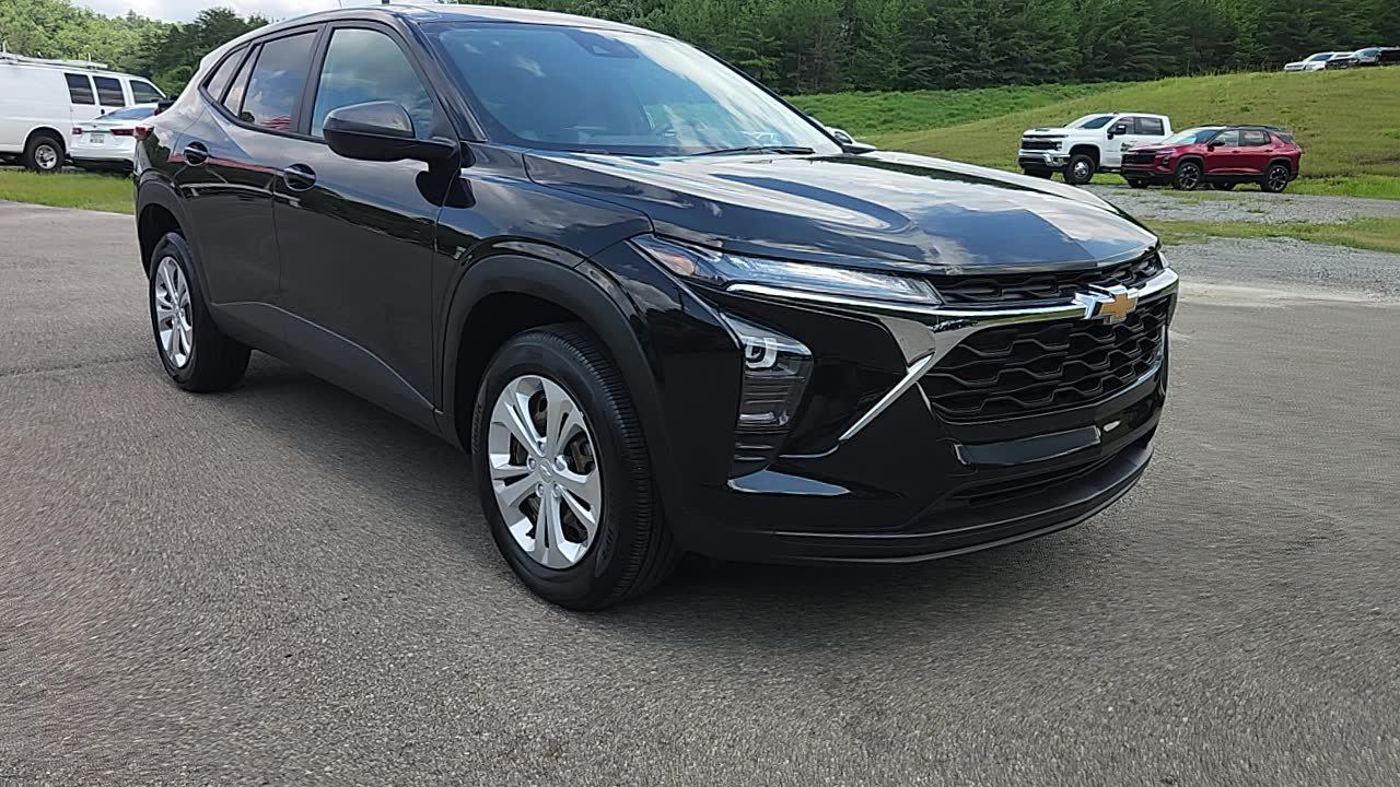 Used 2024 Chevrolet Trax LS w/ Driver Confidence Package FWD image 1