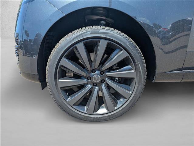 Used 2024 Land Rover Range Rover SV AWD/4WD image 18