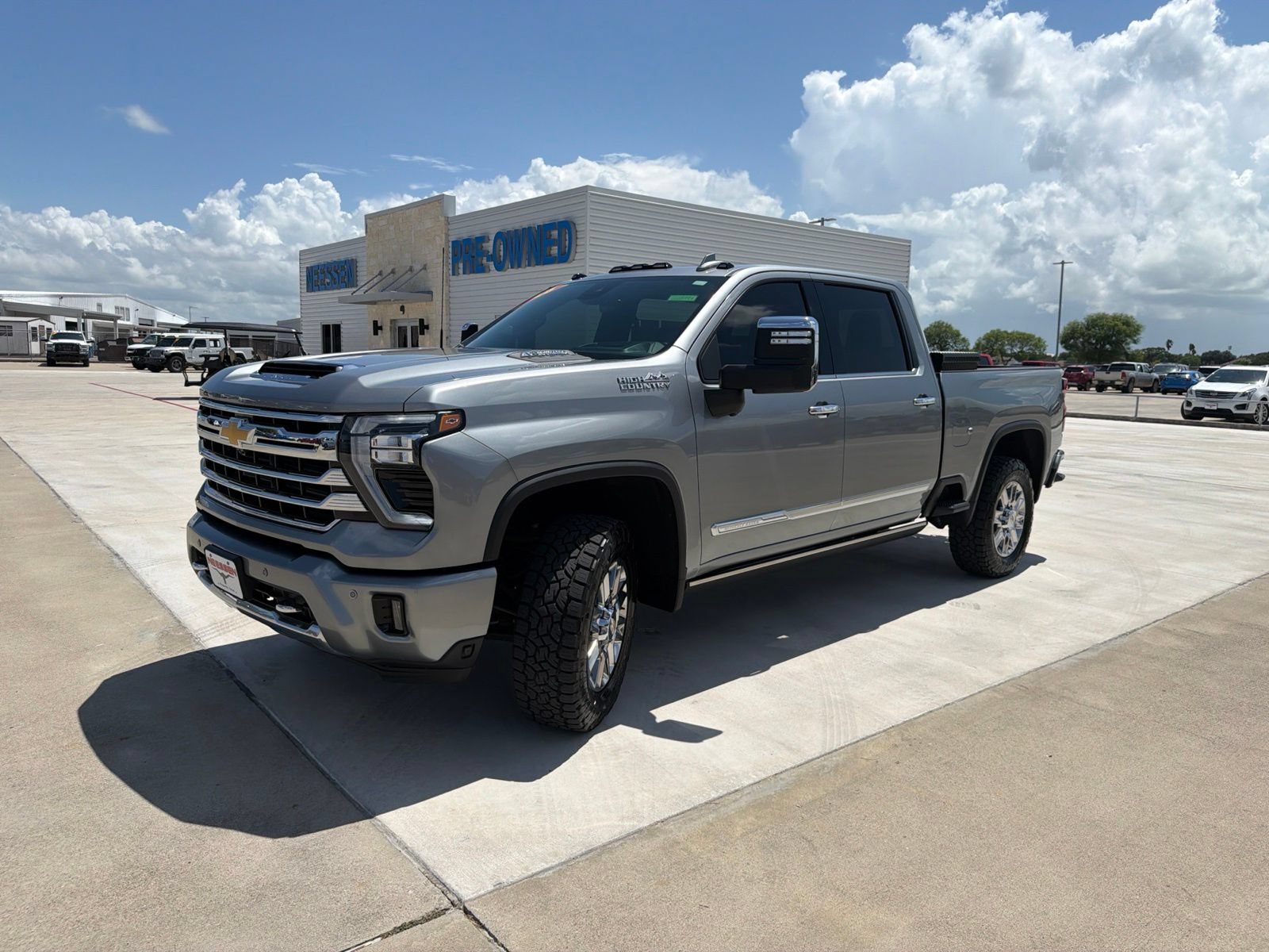 Used 2026 Chevrolet Silverado 2500 High Country w/ High Country Premium Package AWD/4WD image 3