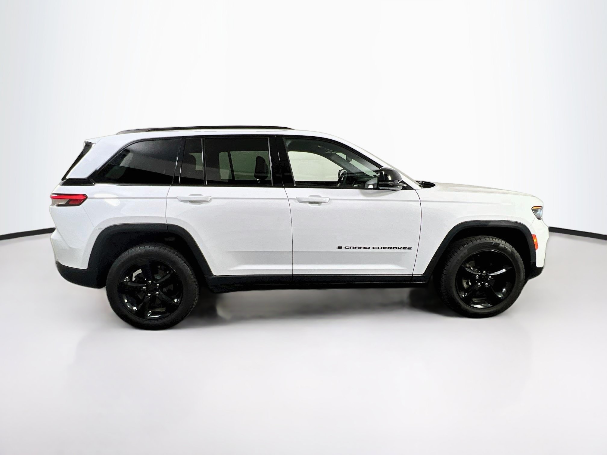 Used 2023 Jeep Grand Cherokee Altitude AWD/4WD image 4