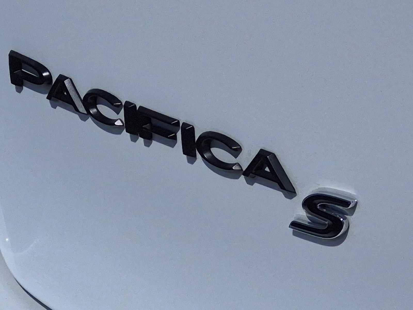 Used 2023 Chrysler Pacifica Limited w/ S Appearance Package FWD image 11