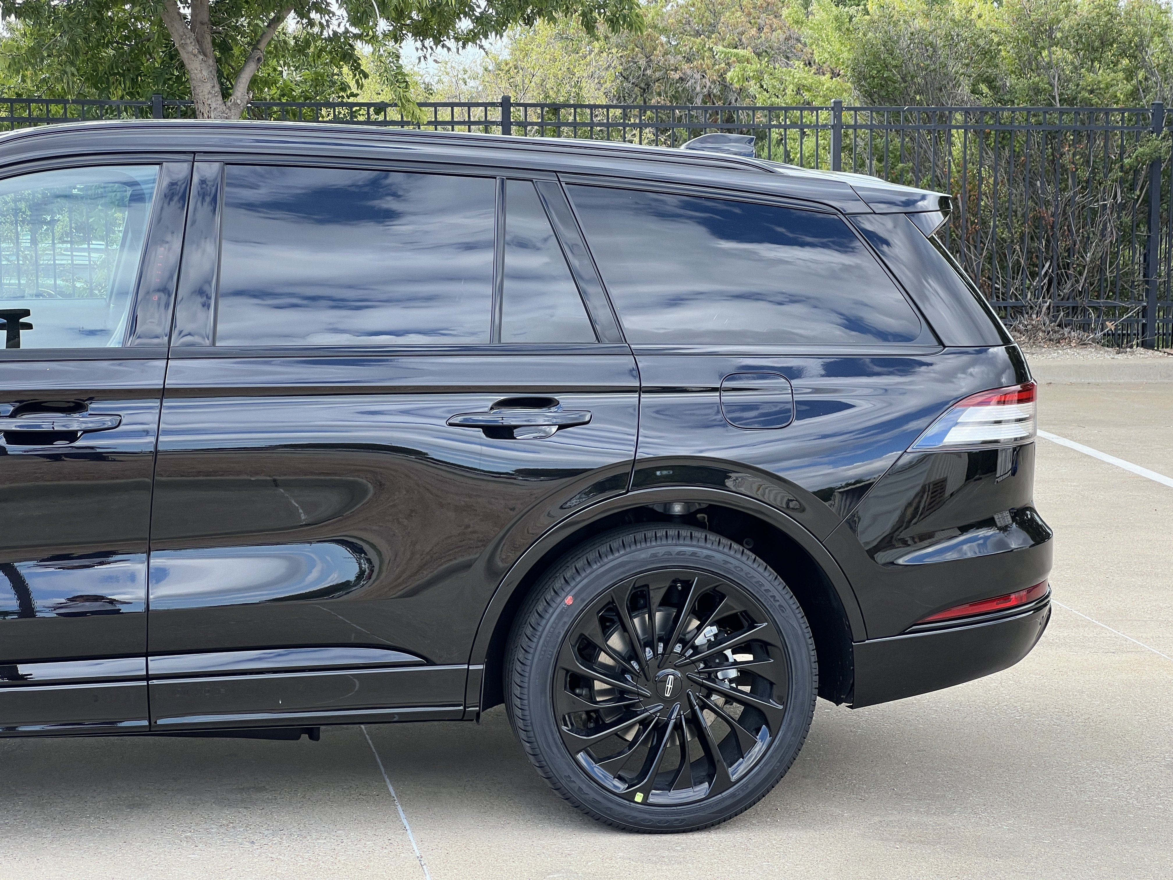New 2027 Lincoln Aviator Reserve w/ Jet Appearance Package RWD image 6