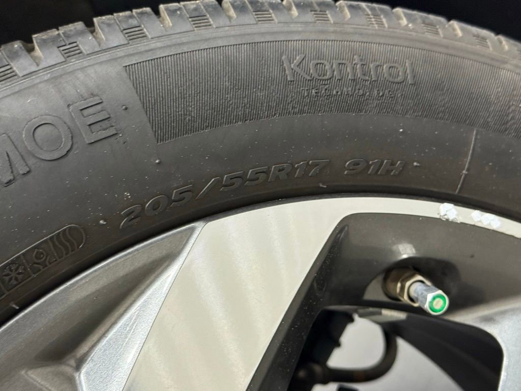 Used 2023 Hyundai Venue SEL image 39