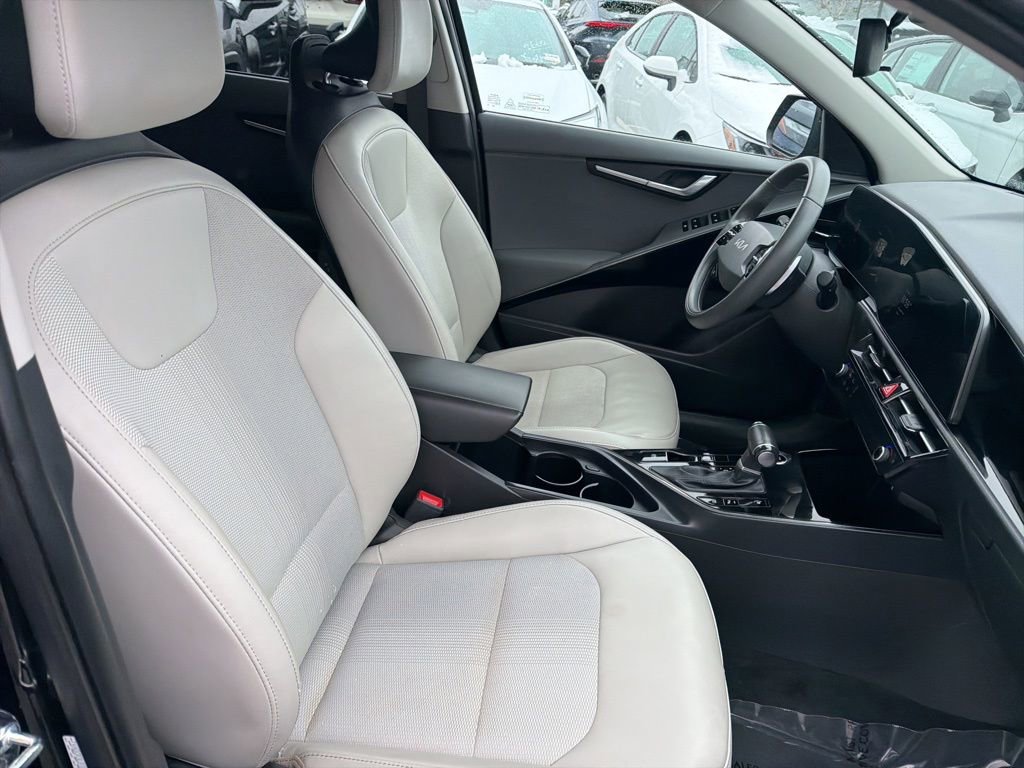 Used 2023 Kia Niro EX image 12