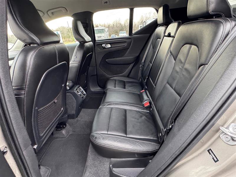 Used 2022 Volvo XC40 T4 Momentum FWD image 38