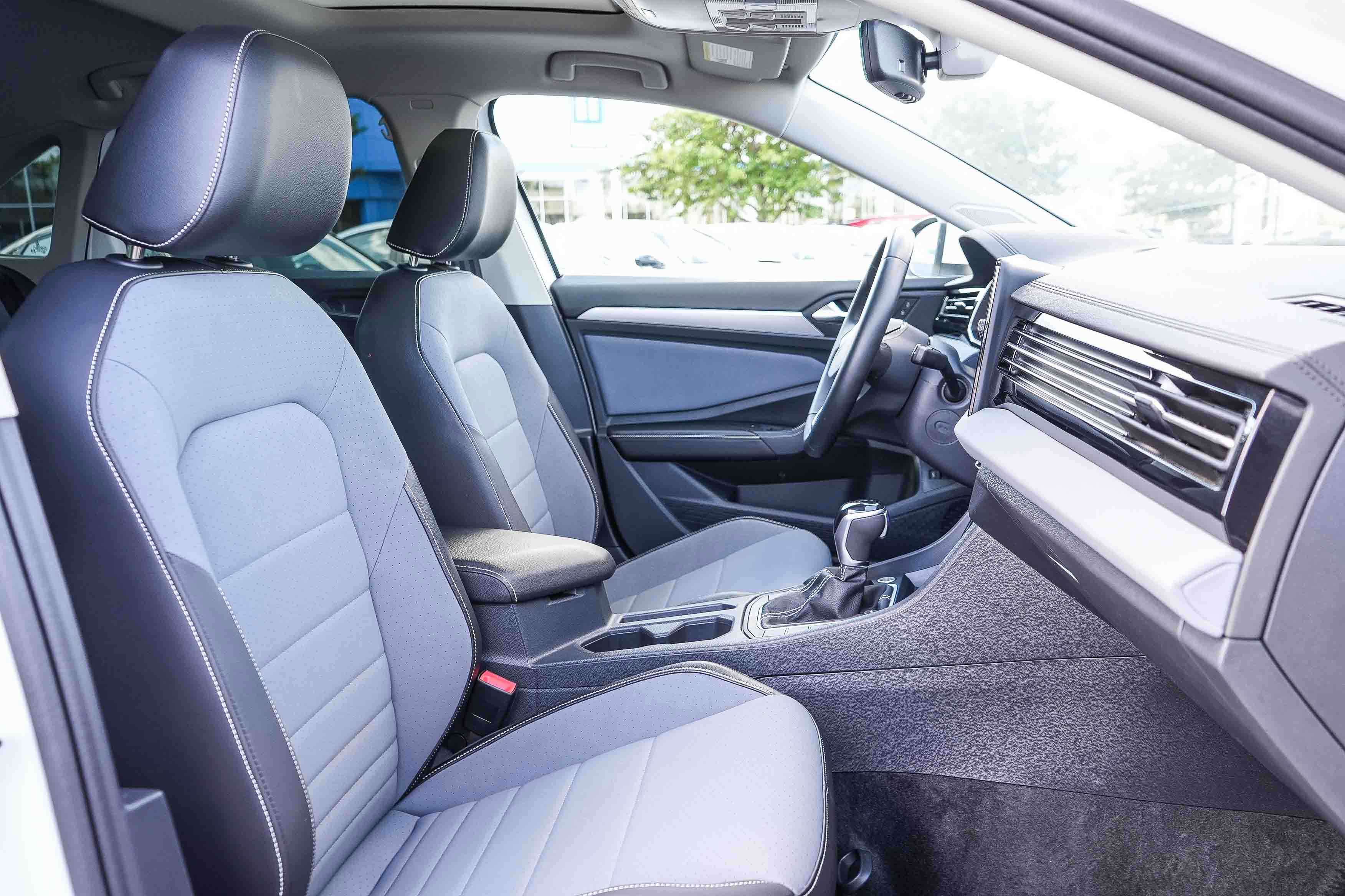 Used 2026 Volkswagen Jetta SE FWD image 19