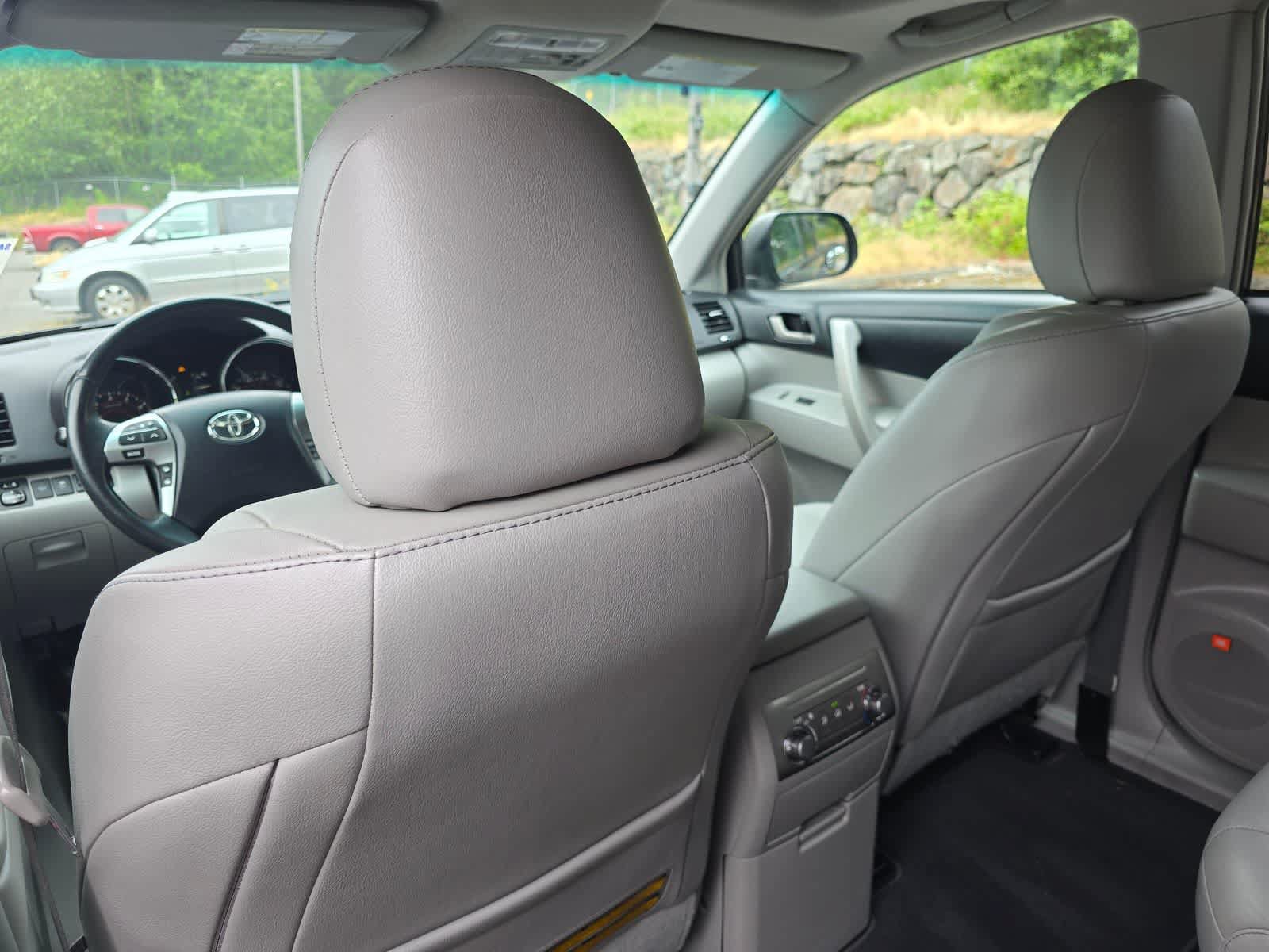 Used 2011 Toyota Highlander SE w/ Tow Pkg AWD/4WD image 10